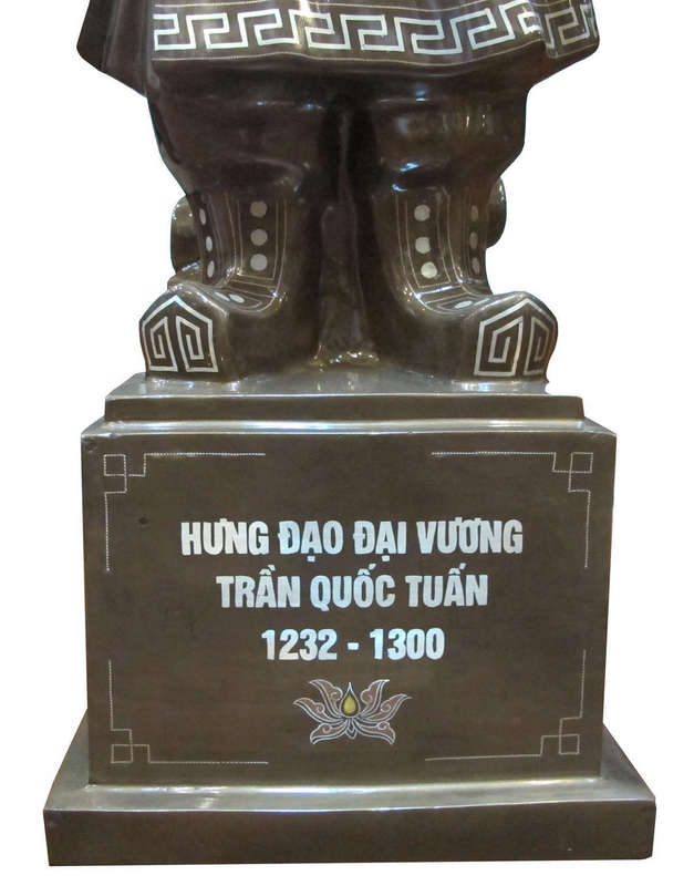 Tượng đồng Trần Quốc Tuấn, khảm ngũ sắc